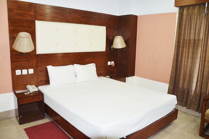 Room 8 of 16