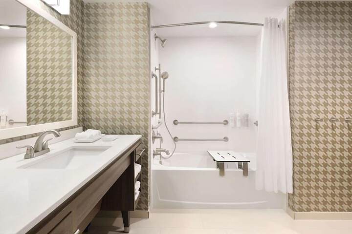 1 King Accessible Tub Studio Suite (13 of 15)