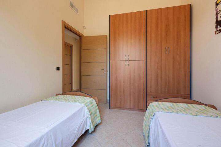 Room 11 of 38