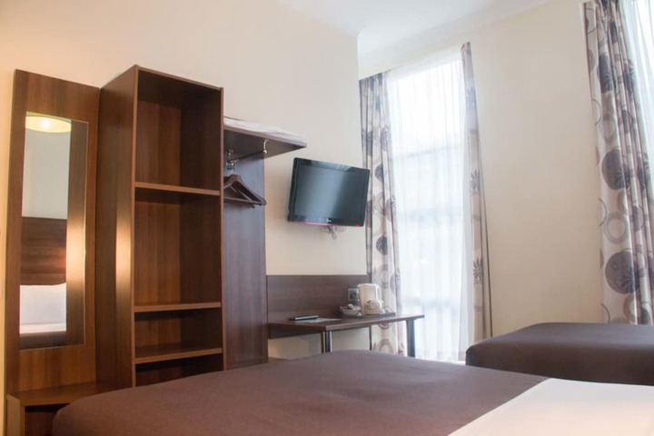 Room 4 of 17
