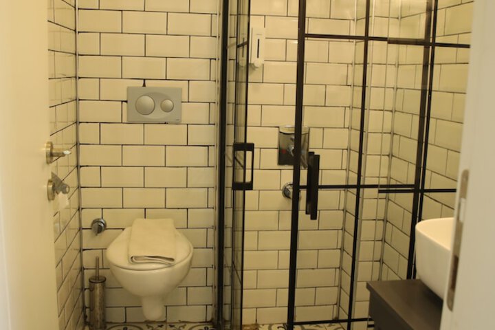 Room 33 of 34