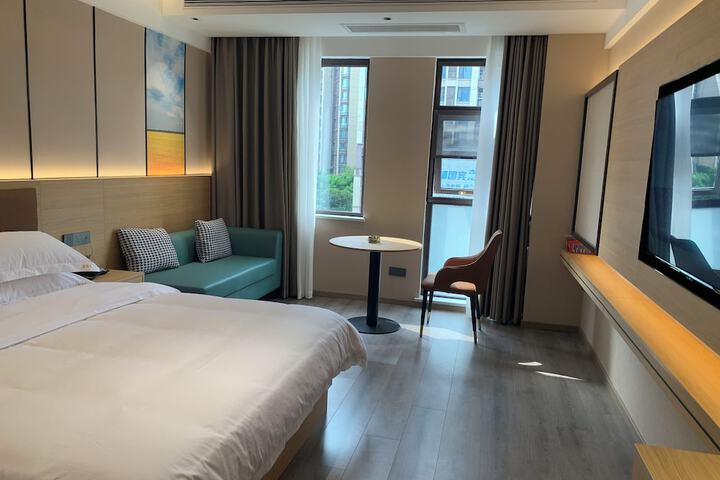 Room 9 of 18