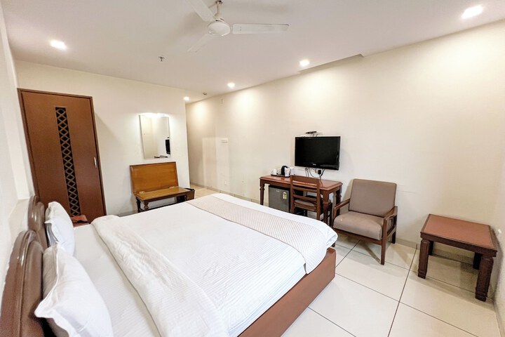 Room 2 of 33