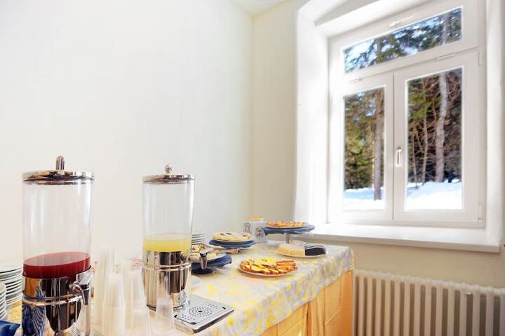 Breakfast/Coffee Service 23 of 47