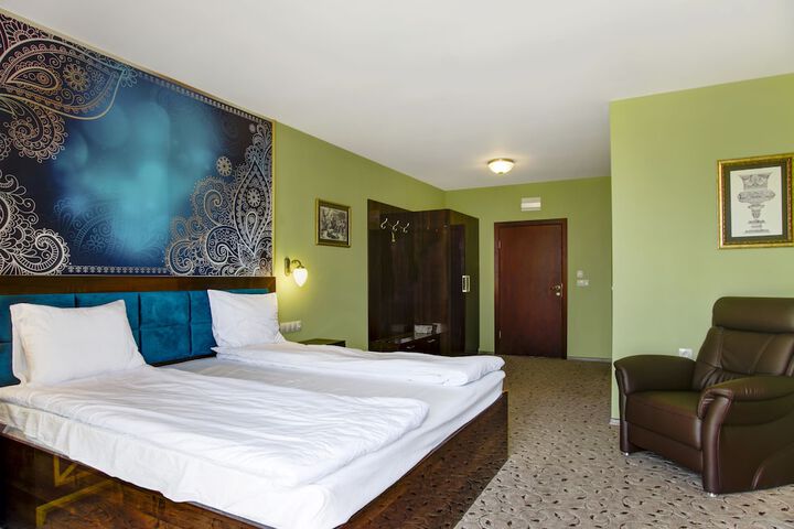 Room 6 of 19