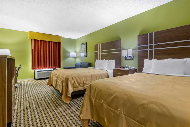 1 Queen Bed Accessible (6 of 13)