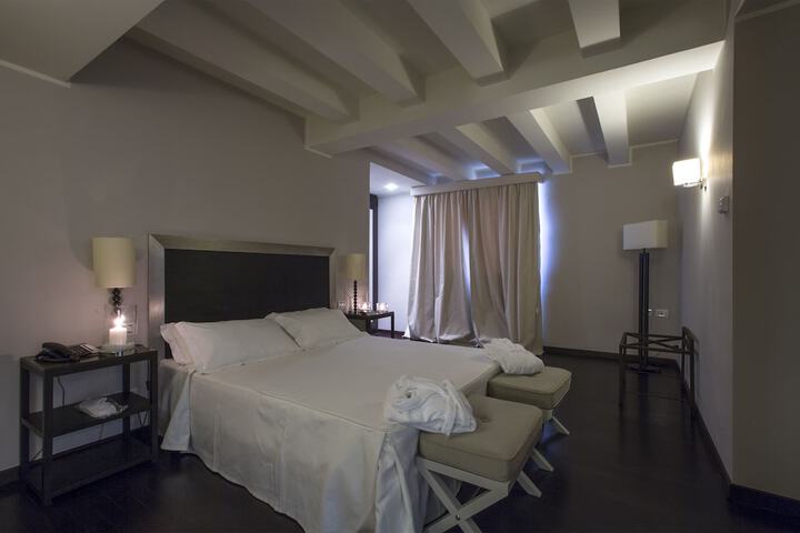 Room 8 of 93