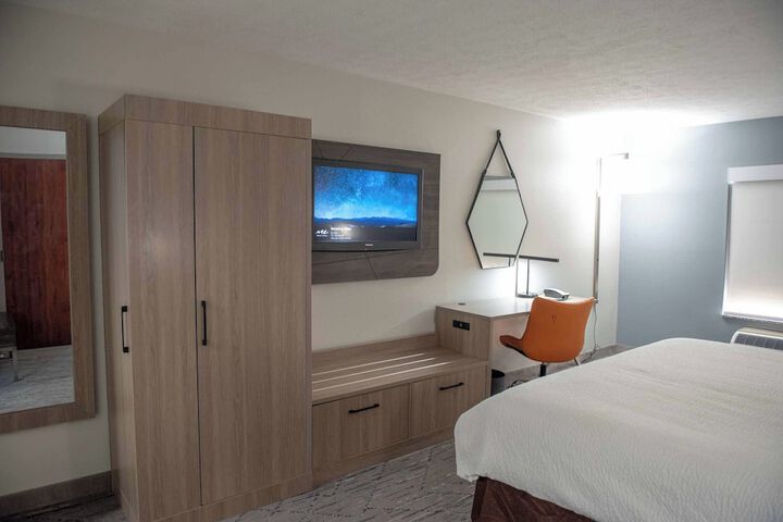1 King Bed Accessible (3 of 28)