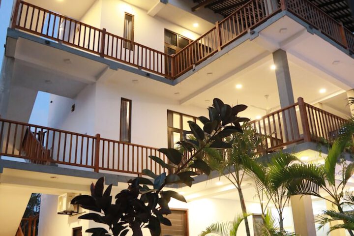 Hotel Exterior 33 of 41