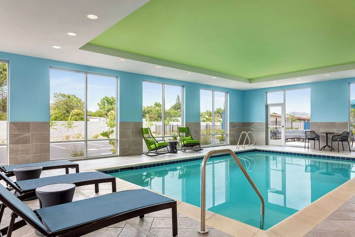 Swimming pool at Hampton Inn & Suites Oroville