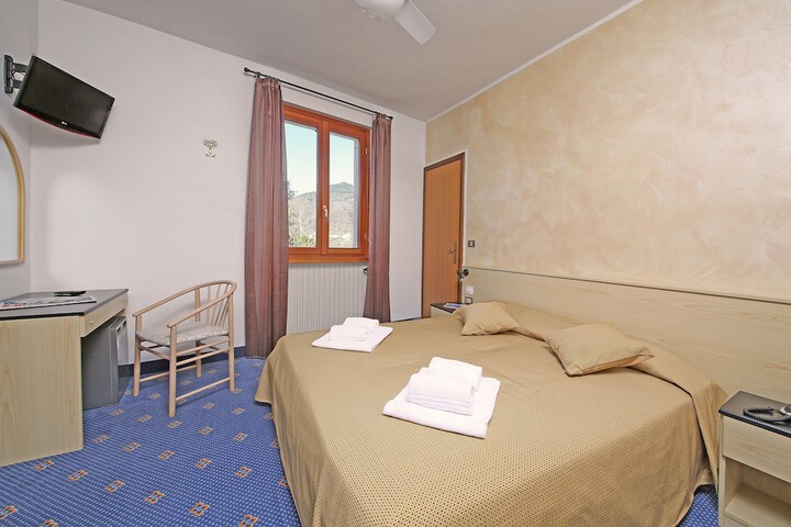 Room 4 of 16