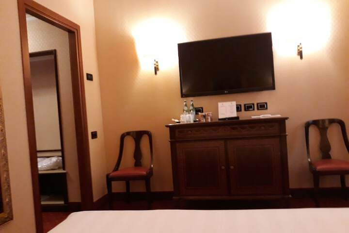 Room 6 of 28