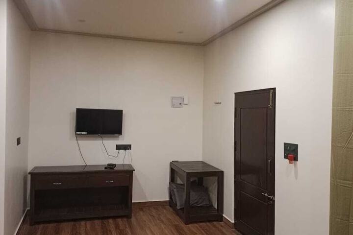 Room 9 of 16