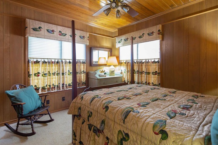 Room 4 of 33