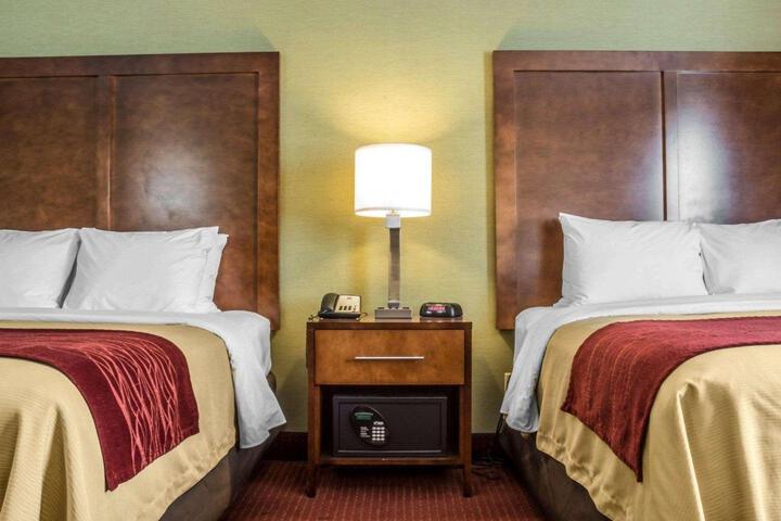 2 Queen Beds (1 of 9)