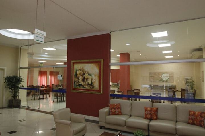 Ballroom/Hall 28 of 33