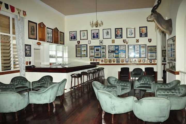 Lounge 37 of 44