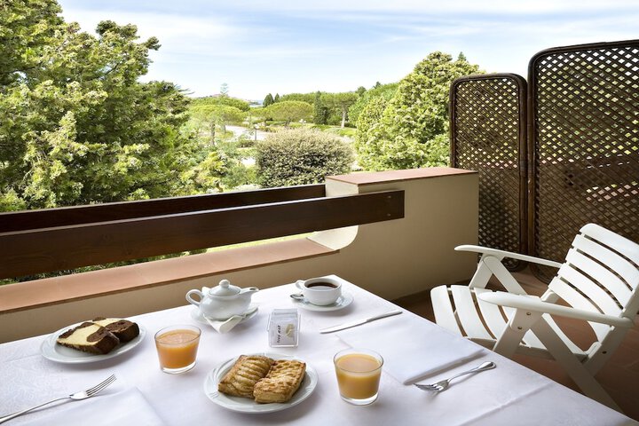 Breakfast/Coffee Service 68 of 111