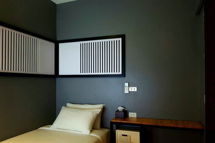 Room 3 of 145