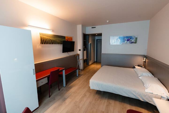 Room 5 of 70