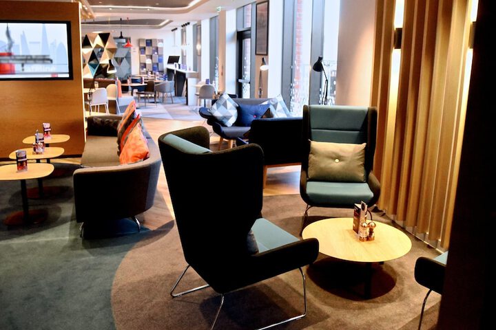 Lounge 25 of 45