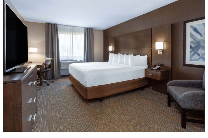 Premium King Bed (5 of 18)
