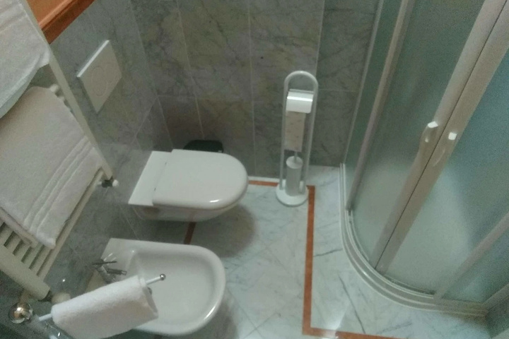 Room 5 of 10