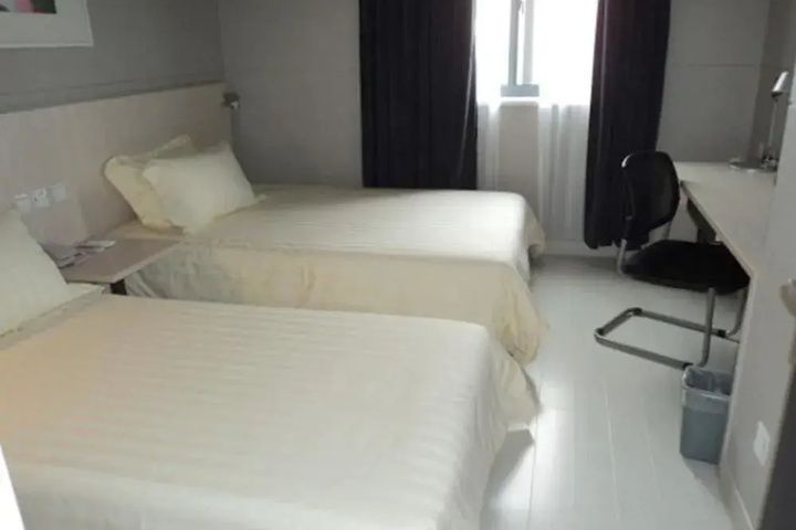 Room 6 of 25