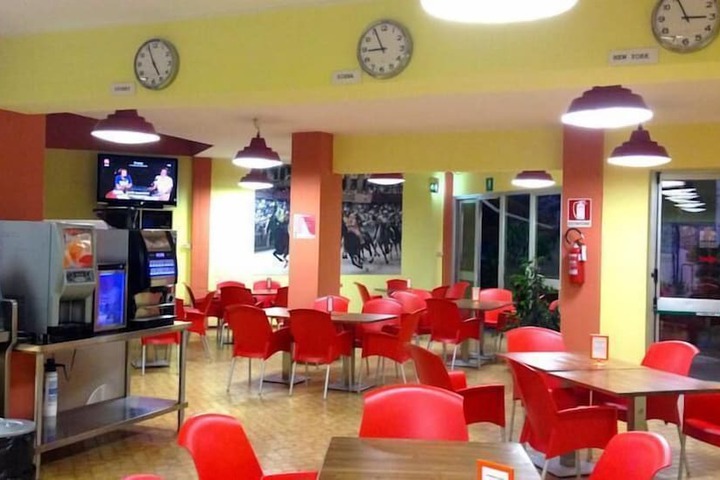 Lounge 21 of 29