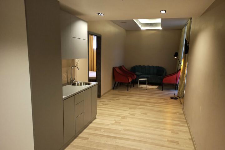 Room 13 of 80