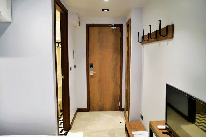 Room 10 of 77