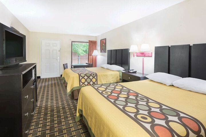 2 Double Beds (7 of 9)