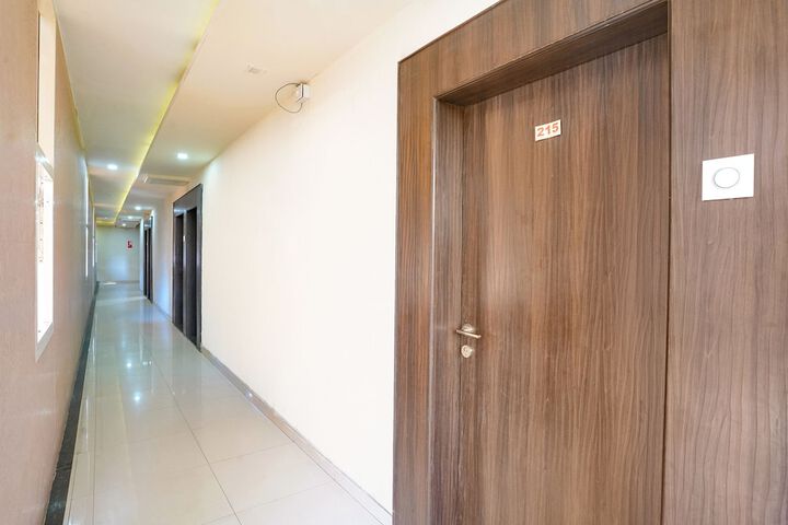 Fabhotel Regent Inn