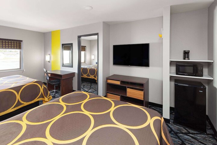 1 Queen Bed (4 of 17)