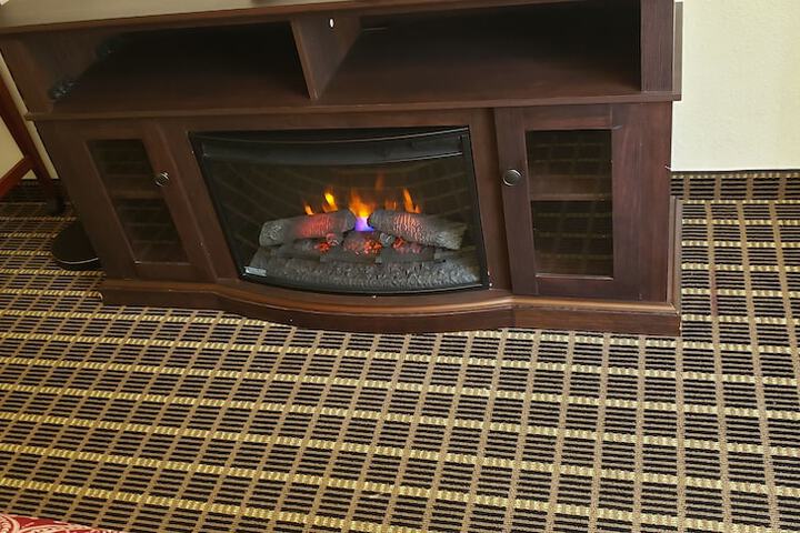 1 Queen Bed (4 of 14)