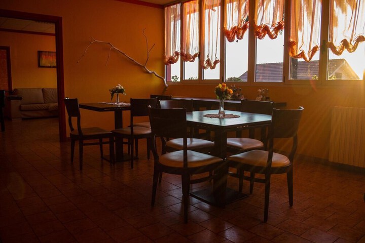 Dining 13 of 19