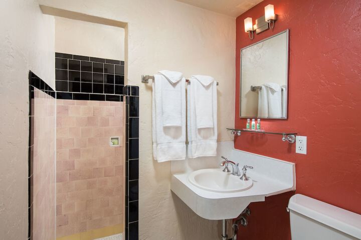Standard Room, King or Two Doubles (6 of 8)
