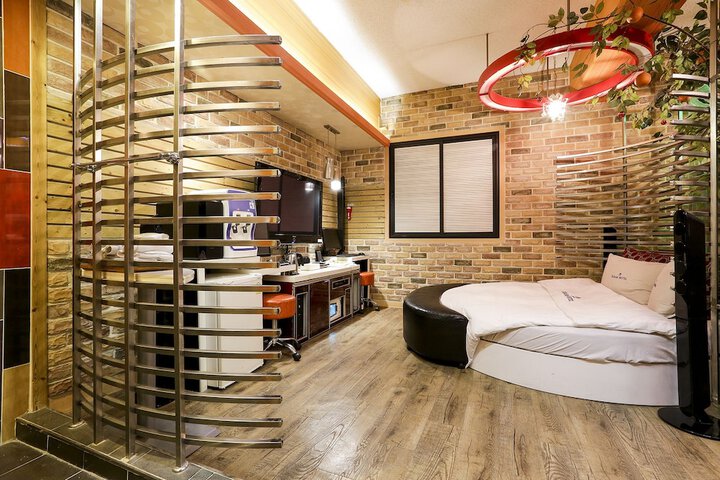Room 27 of 92