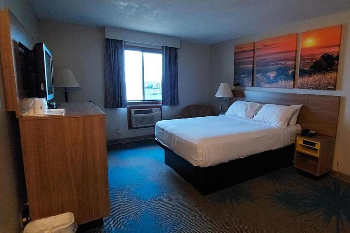 1 Queen Bed (3 of 3)