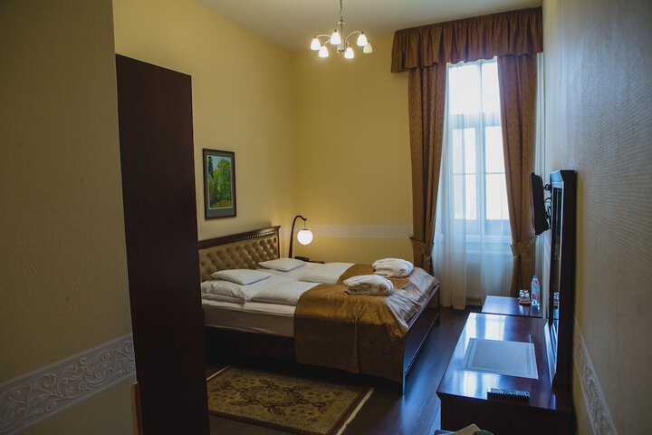 Room 4 of 37