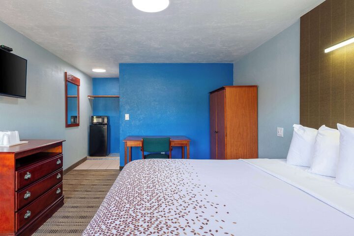 1 King Bed (6 of 6)