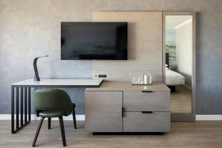 Room 6 of 33