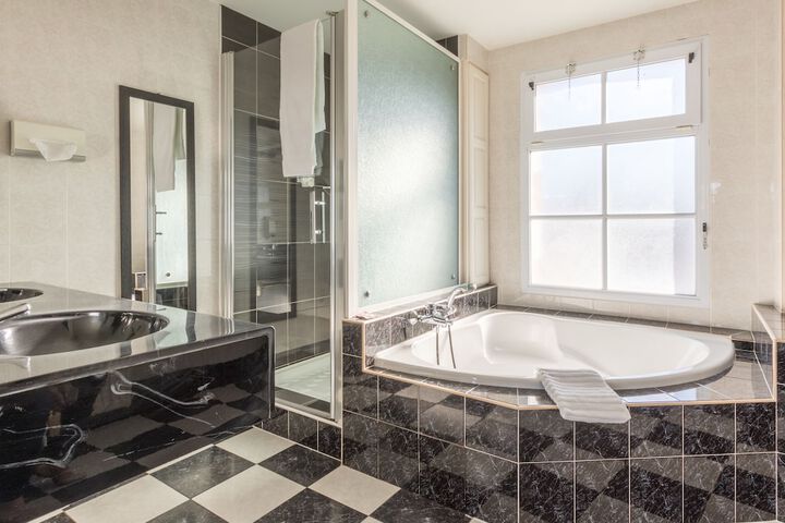 Deep soaking bathtub