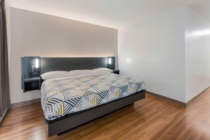 Room 7 of 28
