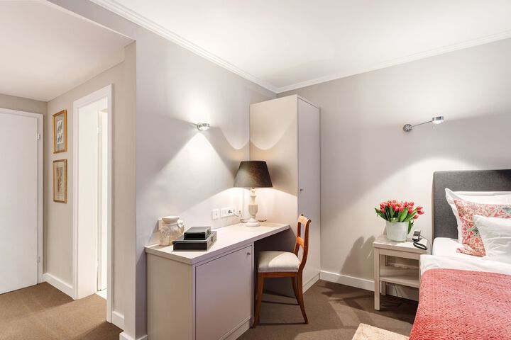 Room 33 of 42