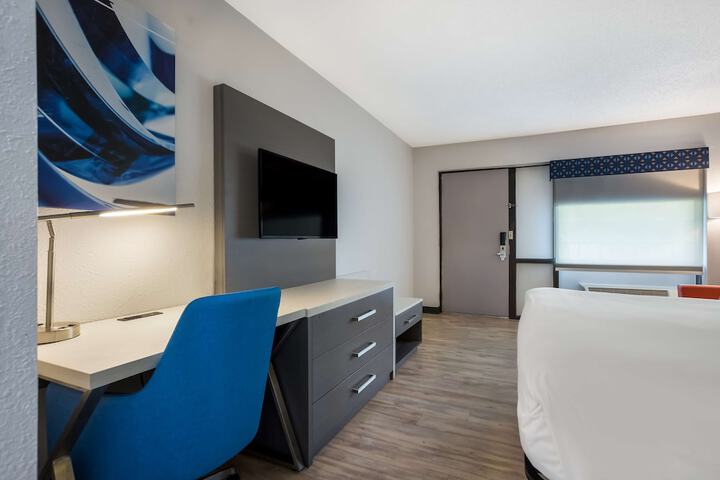 1 King Bed High Speed Internet Accessible Microwave and Refrigerator, Coffee Maker Iron and Ironing Board Hairdryer Continental Breakfast (10 of 10)