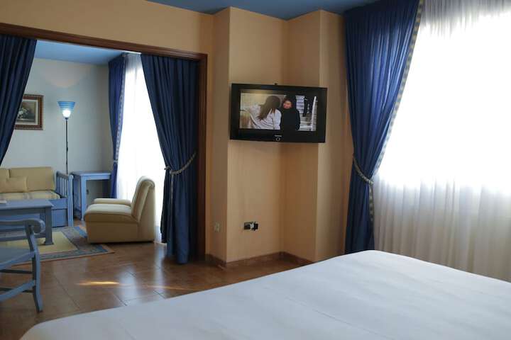 Room 6 of 38