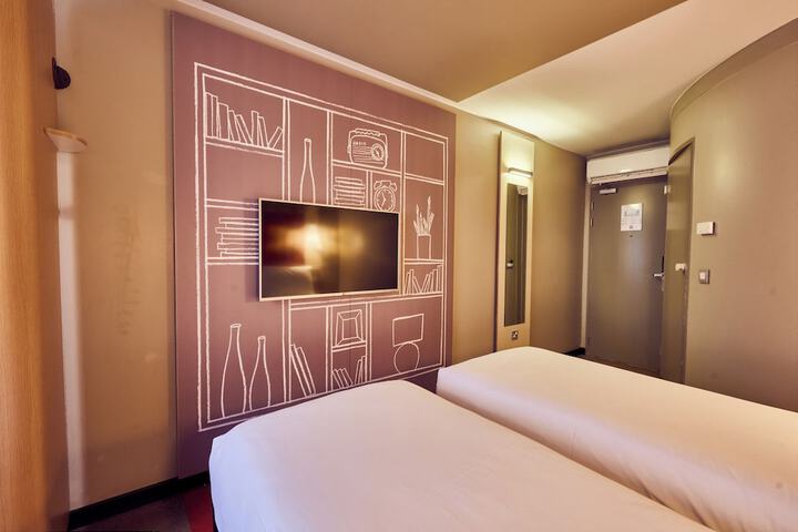 Room 7 of 30