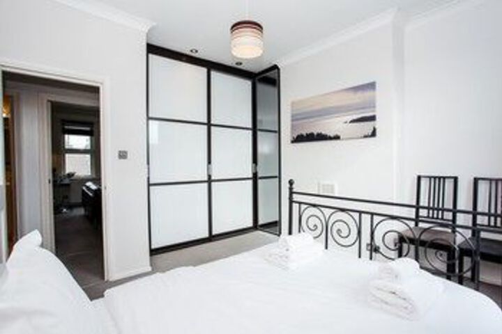 Room 6 of 12