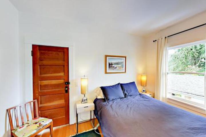 2402 9th Ave W Duplex Duplex in Seattle, WA